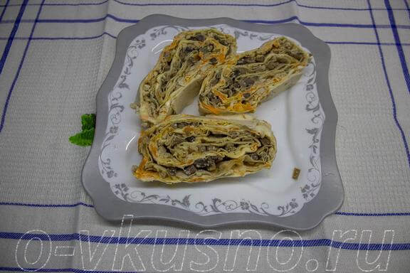 Рулет из лаваша с грибами и курицей